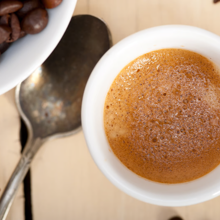 Agua del grifo vs. Agua filtrada: Cómo afecta la dureza al sabor de tu espresso