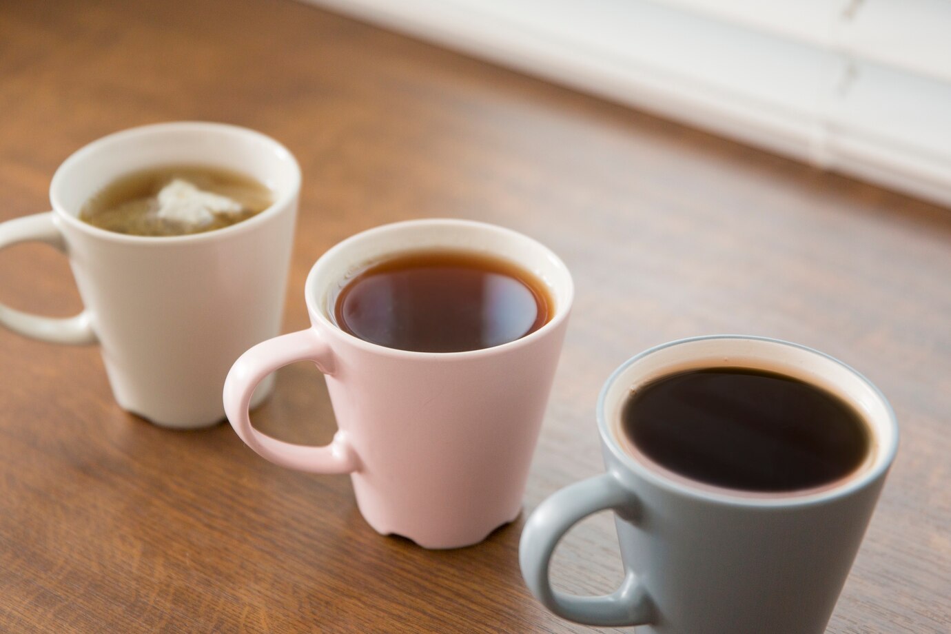 ¿Qué tiene más cafeína, el té o el café? Guía práctica